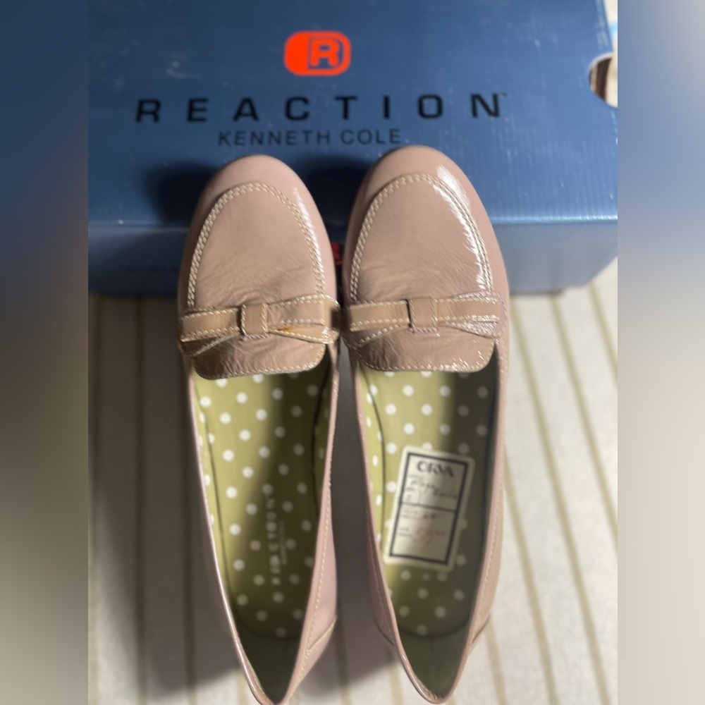 Kenneth Cole size 6.5 Tan Flats